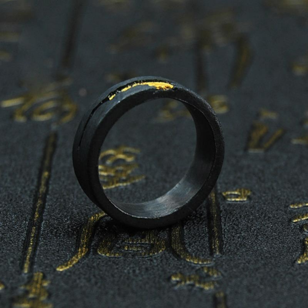 Rissiger Goldrandring
