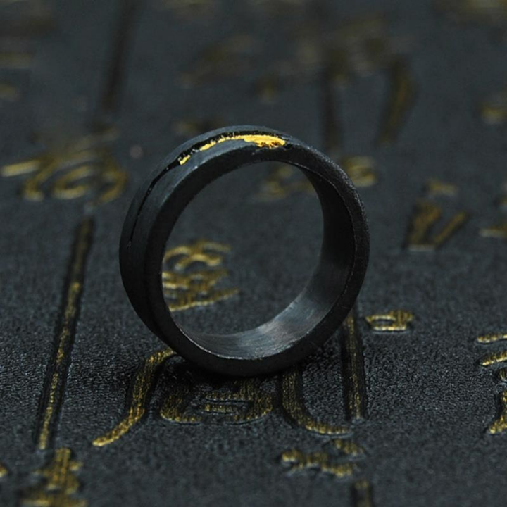 Rissiger Goldrandring