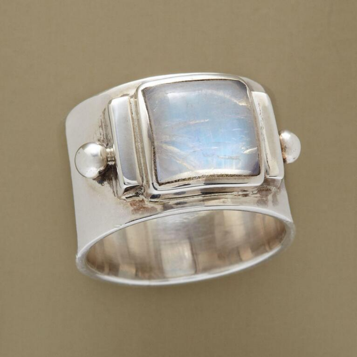 Mondstein Majestät Ring